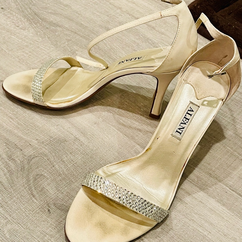 Alfani Off White Crystal Size 7 Pumps
